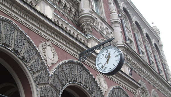 Часы на здании Национального банка Украины. Архивное фото
