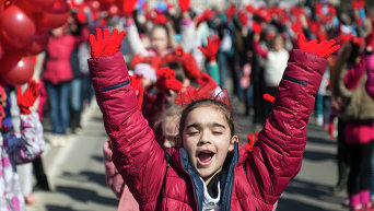 Участники празднования годовщины Крымской весны во время шествия по центральным улицам Симферополя.