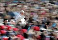 Верующие приветствуют Папу Римского Франциска в Ватикане на площади Святого Петра