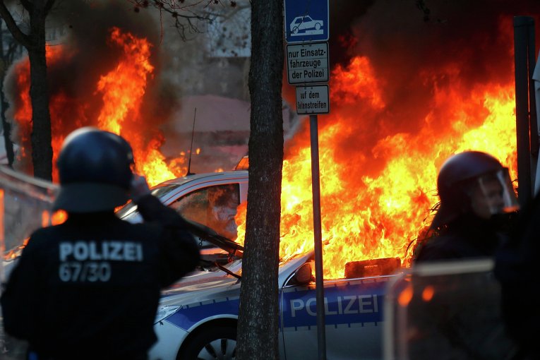 Немецкий полицейский автомобиль подожги протестующие против открытия штаб-квартиры ЕЦБ во Франкфурте
