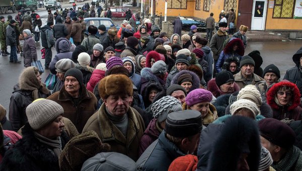 Жители Дебальцево стоят в очереди за гуманитарной помощью