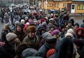 Жители Дебальцево стоят в очереди за гуманитарной помощью