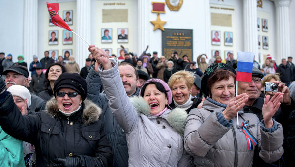 Жители Севастополя на параде в честь референдума 16 марта.