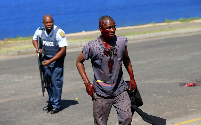 Окровавленный участник акции протеста в Йоханнесбурге