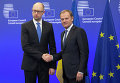 Премьер-министр Украины Арсений Яценюк и глава Евросовета Дональд Туск после переговоров в Брюсселе