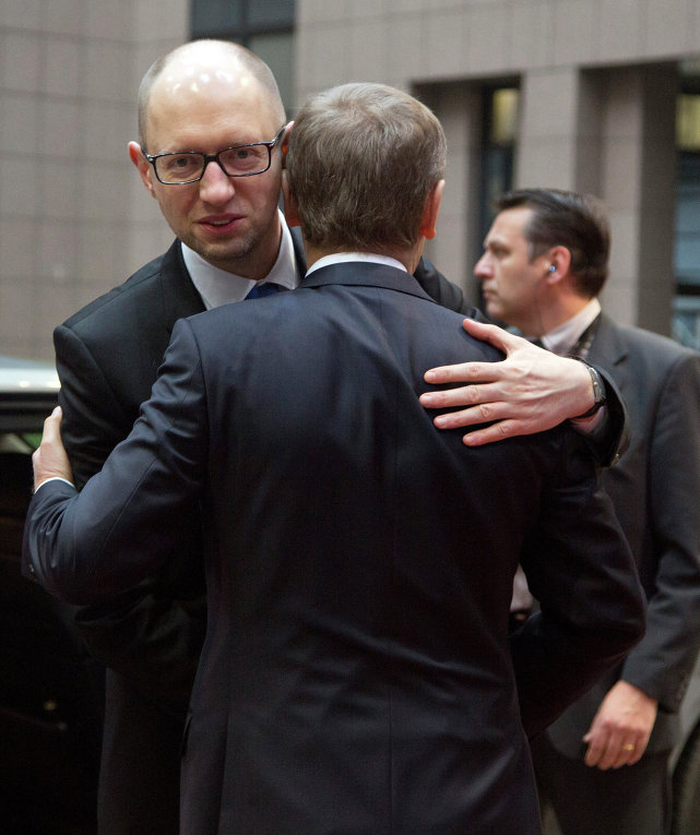 Премьер-министр Украины Арсений Яценюк и глава Евросовета Дональд Туск после переговоров в Брюсселе