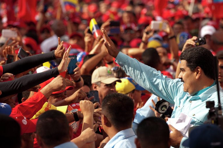 Президент Венесуэлы Николас Мадуро приветствует сторонников во время антиимпериалистического ралли в Каракасе