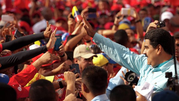 Президент Венесуэлы Николас Мадуро среди сторонников. Архивное фото