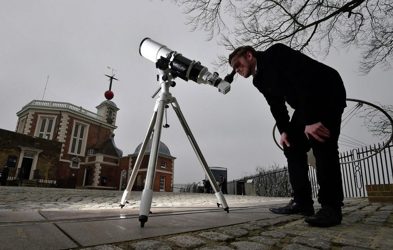 Астроном Брендан Оуэнс позирует с телескопом в Королевской обсерватории в Гринвиче