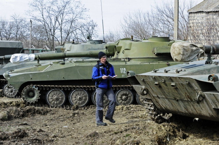 Представитель ОБСЕ проводит проверку нахождения тяжелой артиллерии на месте дислокации в селе Ульяновское Донецкой области.