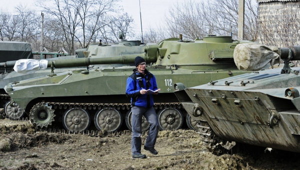 Представитель ОБСЕ проводит проверку нахождения тяжелой артиллерии на месте дислокации в селе Ульяновское Донецкой области.