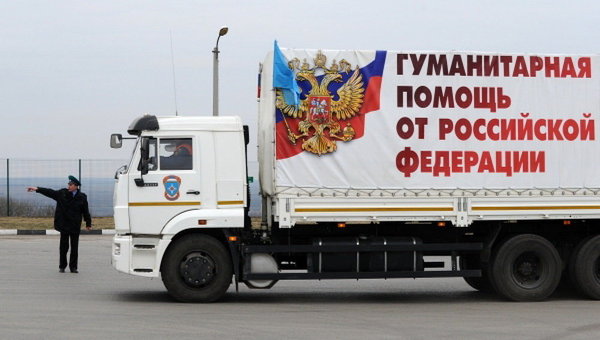 Грузовой автомобиль из очередной колонны МЧС России с гуманитарной помощью для жителей Донбасса