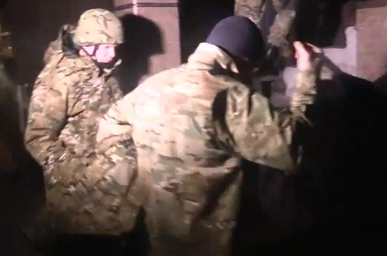 Вооруженные люди в камуфляже заходят в здание Укртранснафты