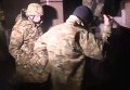 Вооруженные люди в камуфляже заходят в здание Укртранснафты
