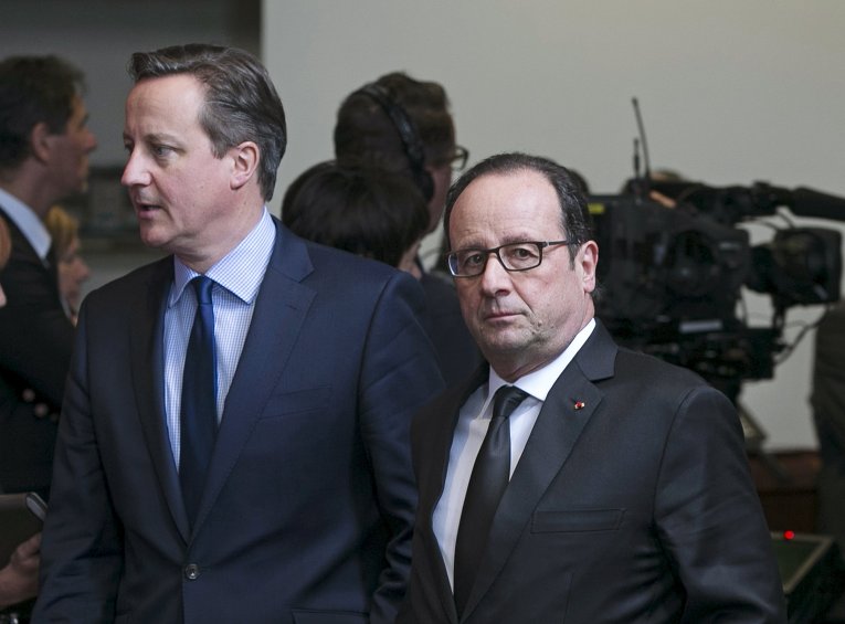 Премьер-министр Великобритании Дэвид Кэмерон (слева) и президент Франции Франсуа Олланд