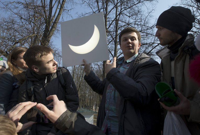 Жители Минска наблюдают солнечное затмение
