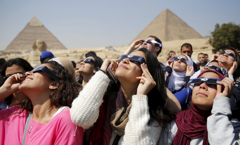 Жители Египта наблюдают солнечное затмение в Каире