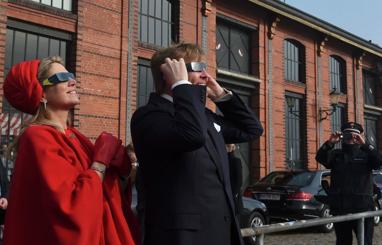 Король Нидерландов Виллем-Александр и королева-консорт Нидерландов Максима наблюдают солнечное затмение в Гамбурге