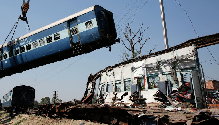 Спасатели поднимают поезд, сошедший с рельсов в Индии