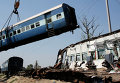 Спасатели поднимают поезд, сошедший с рельсов в Индии