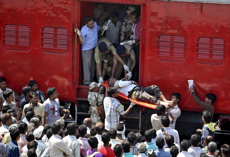 Жертва железнодорожной аварии в Индии, где погибло по меньшей мере 30 человек