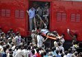 Жертва железнодорожной аварии в Индии, где погибло по меньшей мере 30 человек