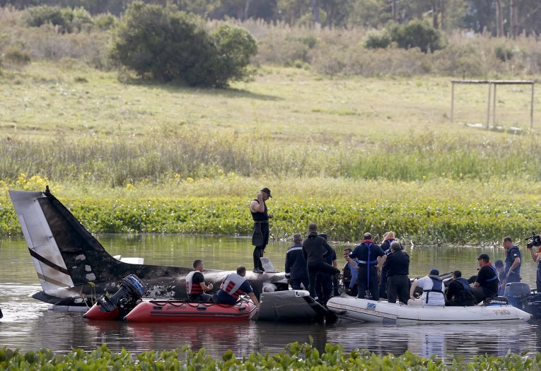 Спасатели разбирают обломки самолета, который разбился в Уругвае