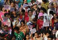 Протестующие несут баннеры, направляясь маршем к президентскому дворцу в Маниле (столица Филиппин)