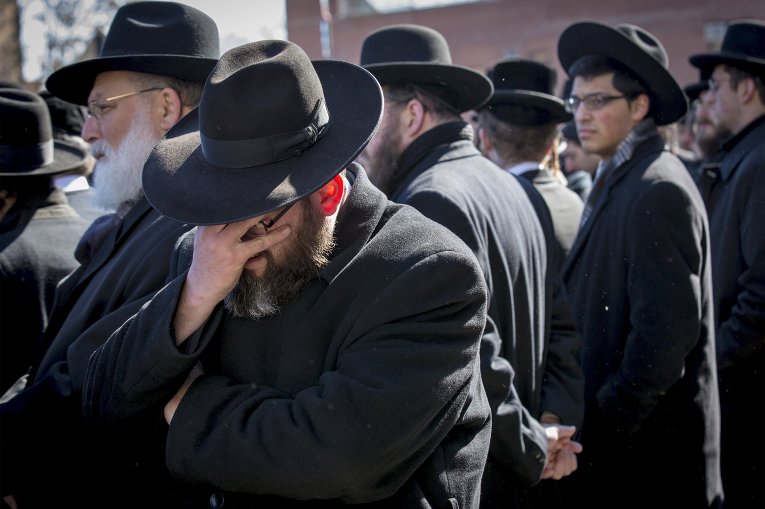 Похороны  детей из семей ортодоксальных евреев, погибших в районе Нью-Йорка, Бруклине, США, в результате пожара