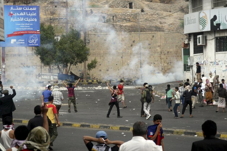 Полиция применила слезоточивый газ против демонстрантов в Йемене