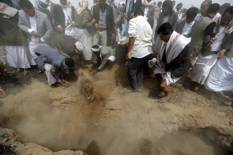 Похороны жертвы теракта, произошедшего в столице Йемена - Сане