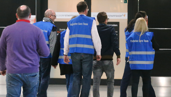 Персонал аэропорта Дюссельдорфа, где ожидают прибытия самолета из Барселоны