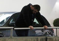 Мужчина, ожидающий прибытия Airbus A320 в аэропорту Дюссельдорфа