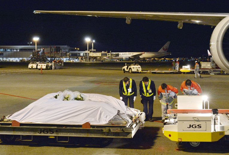 Тела японских туристов, ставших жертвами теракта в Тунисе, прибыли в Японию