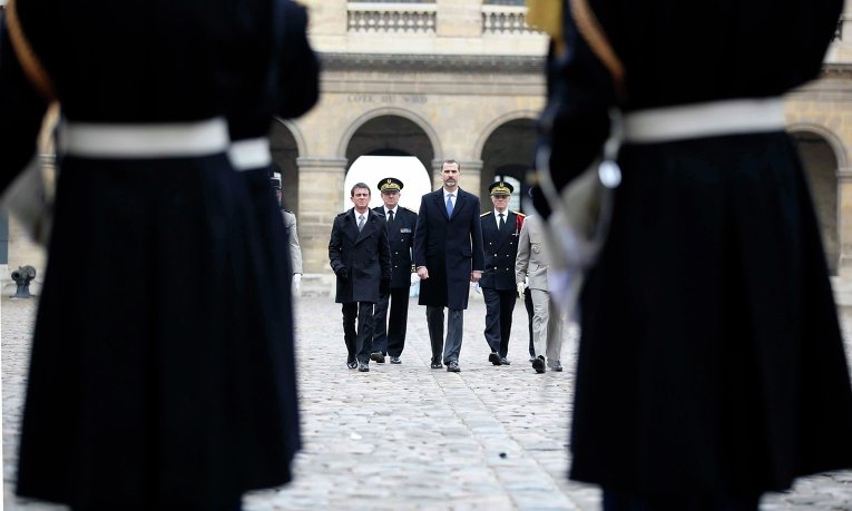 Премьер-министр Франции Мануэль Вальс  и испанский король Фелипе VI во время военной церемонии в Париже