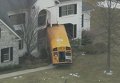 Школьный автобус въехал в жилой дом в пригороде Филадельфии. Видео