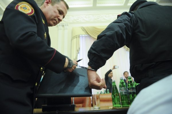 Василий Стоецкий при задержании на заседании правительства
