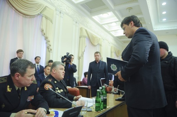 Сергей Бочковский и Василий Стоецкий при задержании на заседании правительства