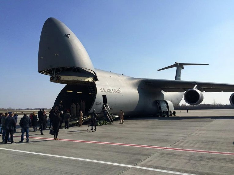 Самолет США, доставивший в Украину партию бронированных авто
