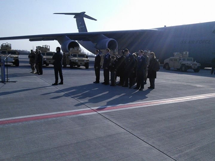 Официальные лица  во время передачи ВСУ броневиков HMMWV