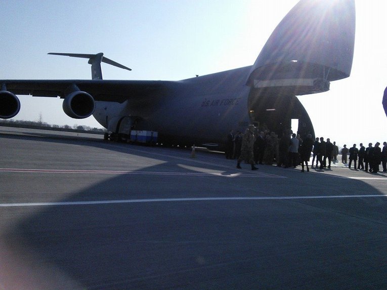 Самолет воздушных сил США, доставивший в Украину броневики HMMWV