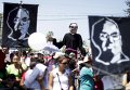 Демонстранты несут плакаты и фотографии покойного архиепископа Оскара Арнульфо Ромеро во время марша в честь 35-летия со дня его убийства в Сан-Сальвадоре