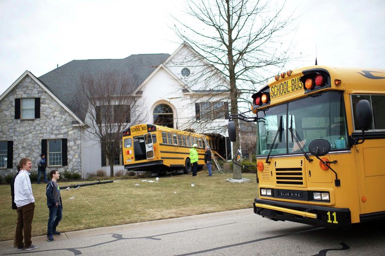 Школьный автобус врезался в жилой дом в одном из пригородов Филадельфии. В результате аварии никто не пострадал, автобус был пустой и в доме тоже никого не было.