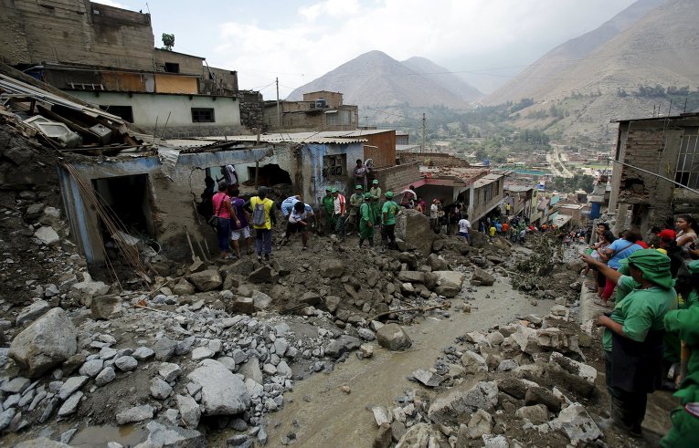 Жертвами сильных дождей и последовавших за ними наводнений в Перу стали по меньшей мере 20 человек, по данным спасателей, стихия затронула 22 региона страны.