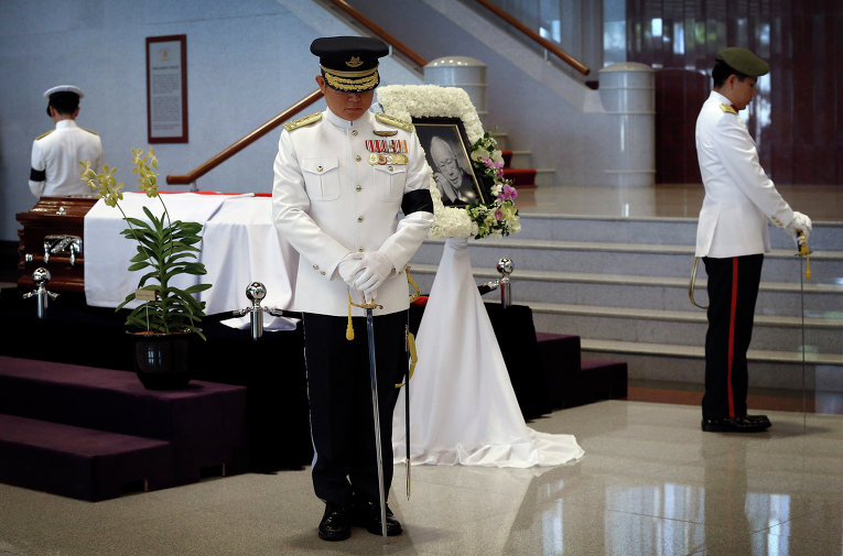 Церемония прощания с первым сингапурским премьер-министром Ли Куан Ю, который скончался на 92-м году жизни. Автор экономического чуда Сингапура умер в одном из госпиталей страны, куда он поступил с пневмонией.
