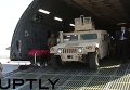 Петр Порошенко лично выехал за рулем американского Humvee из грузового самолета