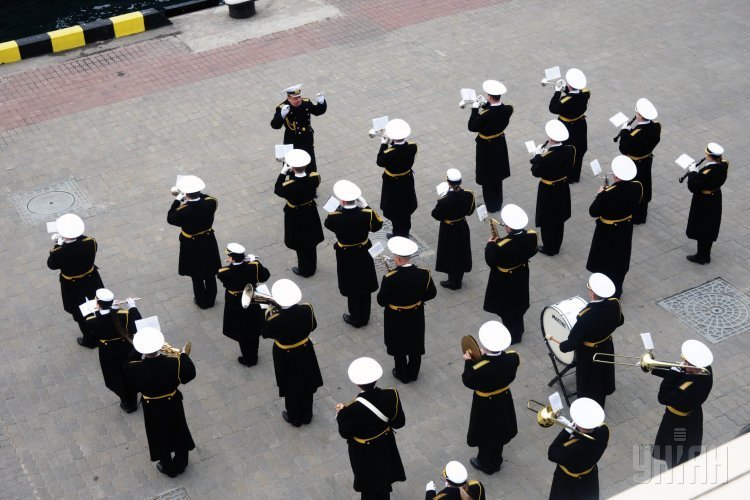 Музыканты военного оркестра во время встречи ракетного фрегата La Fayette (Лафайет) ВМС Франции в порту Одессы