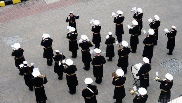 Музыканты военного оркестра в порту Одессы
