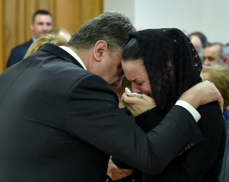 Президент Петр Порошенко утешает родственницу убитого солдата в зоне АТО