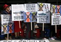 Жительницы Южной Кореи на митинге по случаю пятой годовщины крушения военного корабля Чхонан. Считается, что он был подбит Северной Кореей, тогда  погибли 46 моряков.